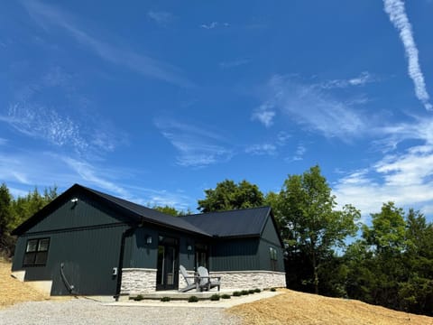 100 Acre Relaxing Retreat Near ARK- The Cabin Cabin in Ohio