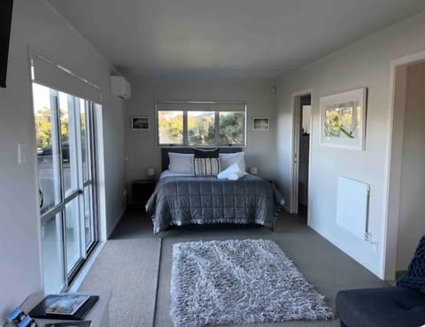 STAY WITH US RAGLAN - Studio Bed and Breakfast in Raglan
