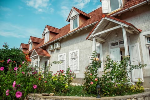 Property building, Facade/entrance, Garden, Area and facilities