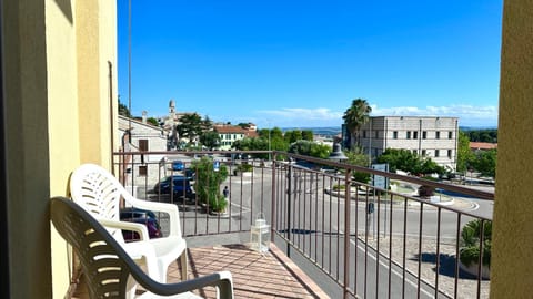 S340 - Sirolo, nuovo bilocale in centro con posto auto Apartment in Sirolo