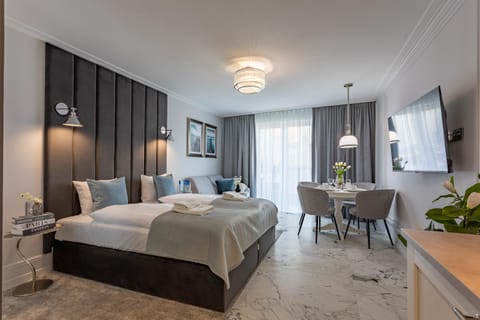 Bed, TV and multimedia, Seating area, towels