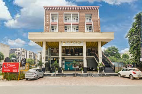 Property building, Day, Street view, Location, Parking