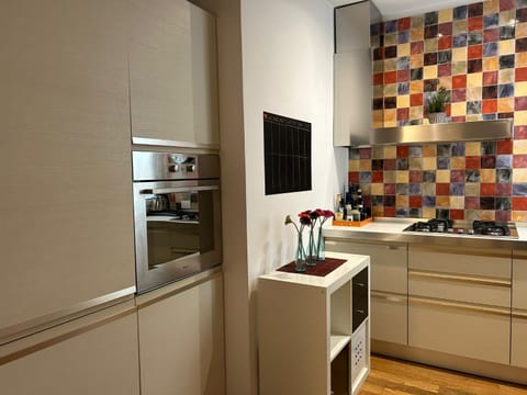 Coffee/tea facilities, Kitchen or kitchenette, dishwasher, oven, stove