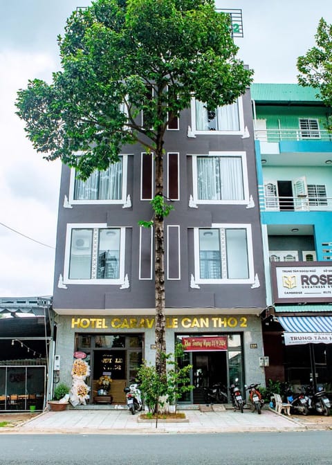 Property building, Day, Neighbourhood, Location, Parking