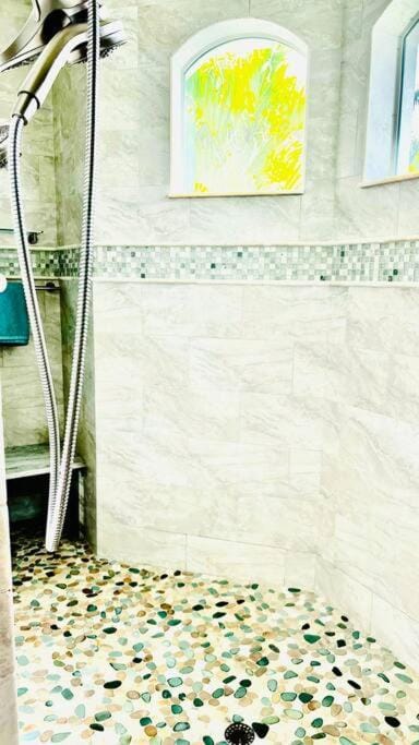 Gorgeous Lakefront Heated Pool Home, great Wi-Fi in Cape Coral Villa in Cape Coral