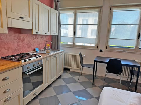 Kitchen or kitchenette, Dining area, stove