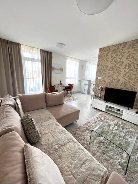 TV and multimedia, Living room, Seating area, Evening entertainment