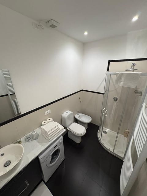 Shower, Toilet, Bathroom, bidet, towels, washing machine