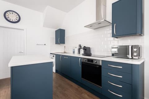 Coffee/tea facilities, Kitchen or kitchenette, oven, stove