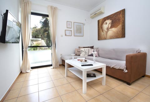 TV and multimedia, Living room, Seating area, air conditioner
