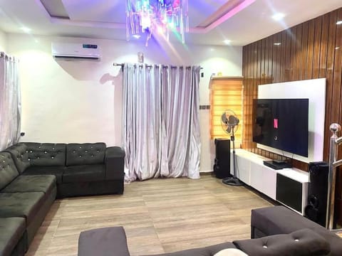 Communal lounge/ TV room, TV and multimedia, Living room, Seating area, Evening entertainment, air conditioner
