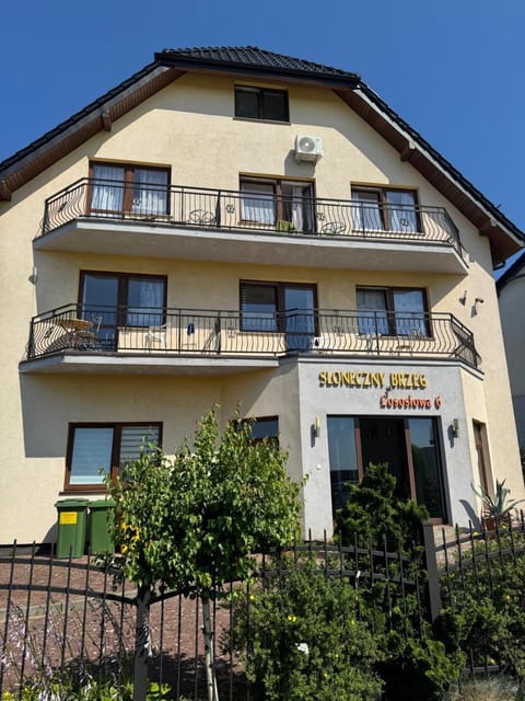 Property building, Day, Balcony/Terrace