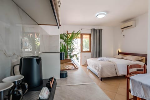 Bed, Photo of the whole room, Bedroom, air conditioner