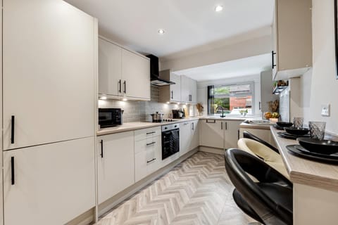 Coffee/tea facilities, Kitchen or kitchenette, Seating area, Dining area, dishwasher, oven, toaster