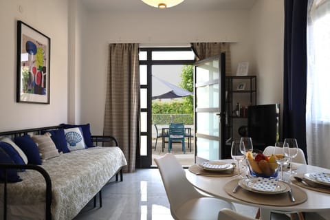 Living room, Breakfast, Dinner