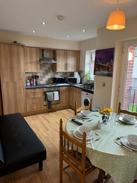 Kitchen or kitchenette, Living room, Food and drinks, Seating area, Dining area, oven, stove