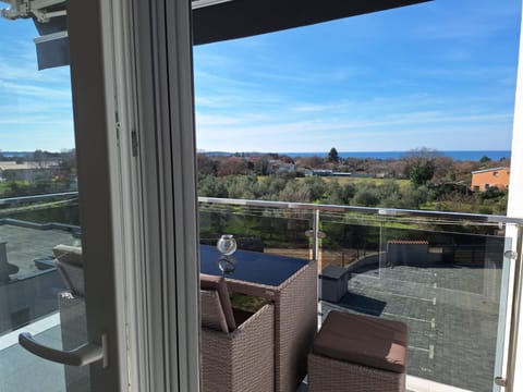 Natural landscape, View (from property/room), Balcony/Terrace, Seating area, Sea view