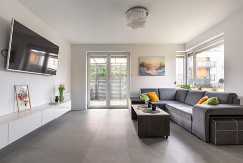 Communal lounge/ TV room, TV and multimedia, Living room, Seating area, Evening entertainment