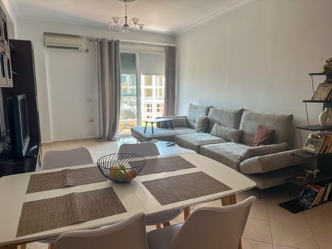 TV and multimedia, Living room, Seating area, Dining area, air conditioner