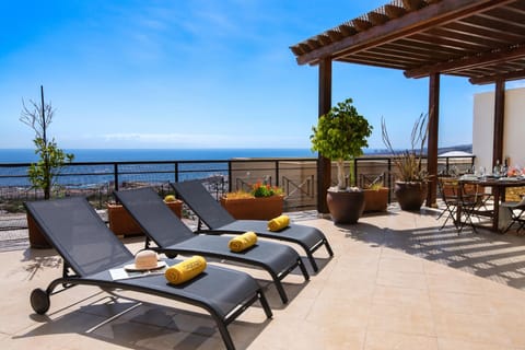 View (from property/room), Balcony/Terrace, Dining area, Sea view, sunbed