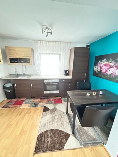 Kitchen or kitchenette, Dining area, minibar, stove
