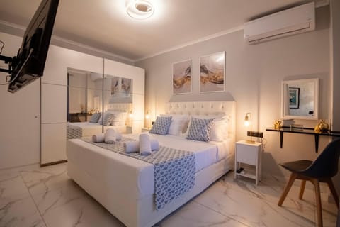 Bed, TV and multimedia, Bedroom, towels, air conditioner