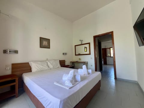Bed, TV and multimedia, Photo of the whole room, Bedroom, towels