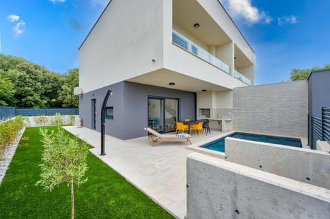 Property building, Garden, Garden view, Pool view, Swimming pool