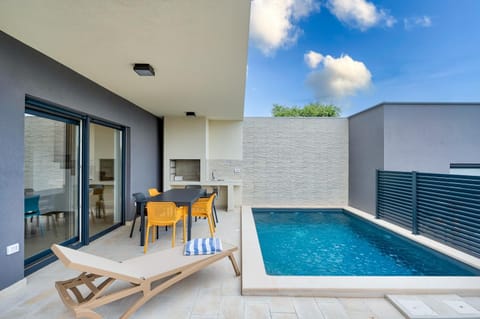 Balcony/Terrace, Seating area, Swimming pool