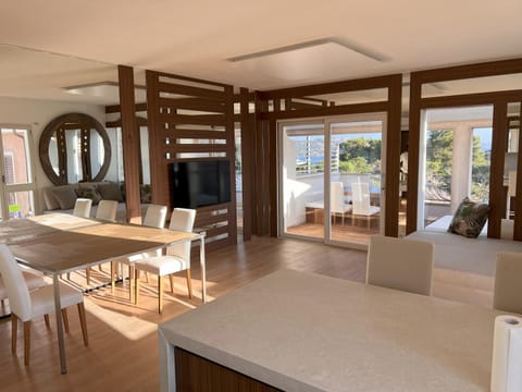 TV and multimedia, Living room, Dining area