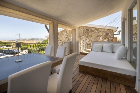 View (from property/room), Balcony/Terrace, Dining area