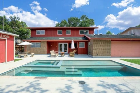 Harbor HideAway with Heated Pool 1 Mile to Beach and close to Cruise Terminal House in Texas City