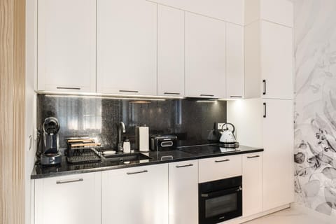 Coffee/tea facilities, Kitchen or kitchenette, dishwasher, oven, toaster