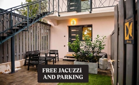 Property building, Facade/entrance, Hot Tub, Balcony/Terrace
