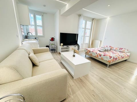 Bed, TV and multimedia, Living room, Photo of the whole room, Bedroom