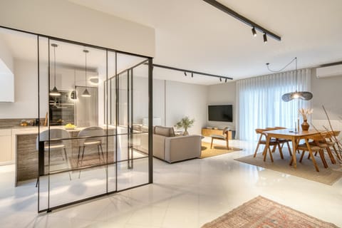 TV and multimedia, Kitchen or kitchenette, Living room, Seating area, Dining area