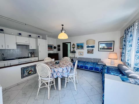 Kitchen or kitchenette, Living room, Seating area, Dining area, stove