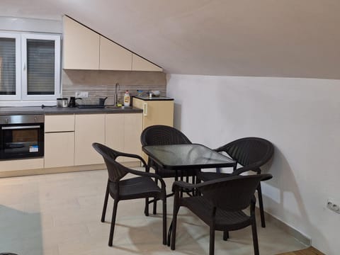 Dining area, kitchen