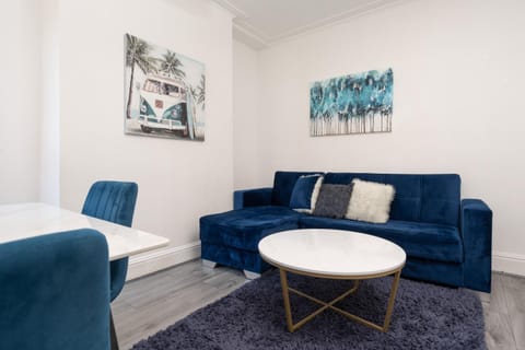 Huge 4 Bedroom Ensuite-Liverpool-Parking Apartment in Liverpool