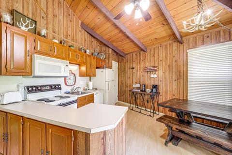Ski, Hike! Family-Friendly Beech Mtn Cabin with Deck Cabin in Beech Mountain