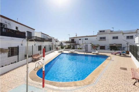Property building, Patio, Day, Pool view, Swimming pool, Swimming pool, sunbed