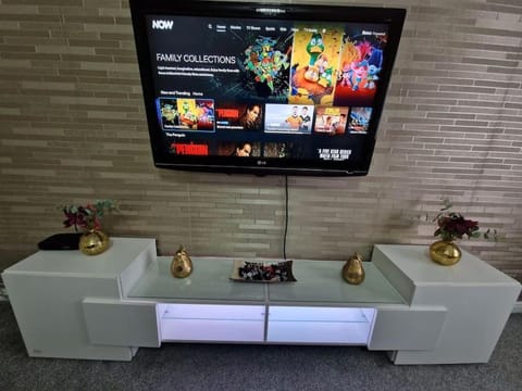 Homely 3 bedroom house in Farnworth, Bolton Apartment in England