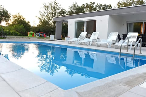 Property building, Swimming pool, Swimming pool, sunbed