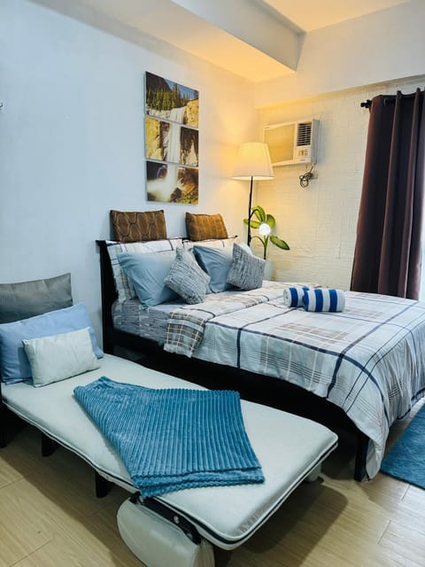 Bed, Living room, Bedroom, towels