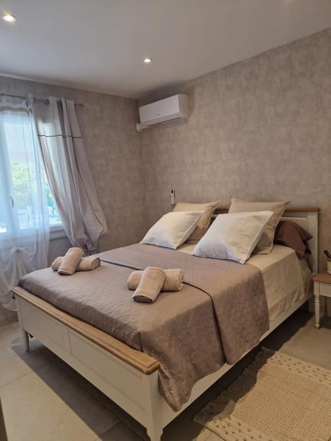 Bed, Photo of the whole room, Bedroom, towels, air conditioner