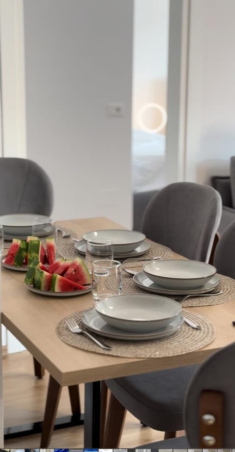 Living room, Food and drinks, Seating area, Dining area, Food