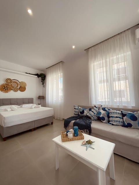 Bed, Living room, Photo of the whole room, Seating area