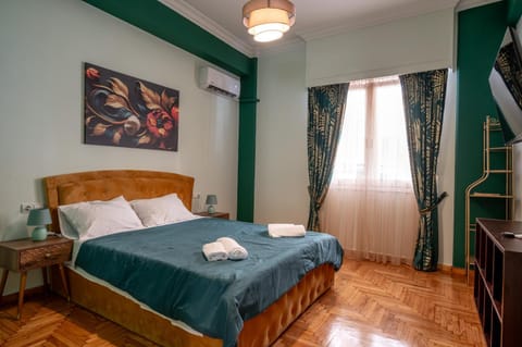 Bed, TV and multimedia, Photo of the whole room, Bedroom, towels, air conditioner