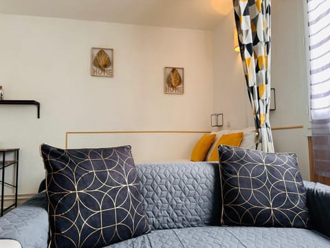 Bed, Living room, Photo of the whole room, Seating area, Bedroom