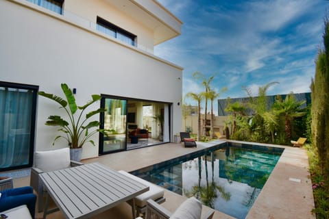 Property building, Patio, Natural landscape, Garden, Garden view, Pool view, Swimming pool, Swimming pool, sunbed